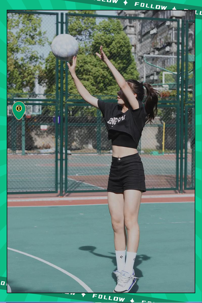 球场上精彩绝伦，吸引大批观众关注的简单介绍