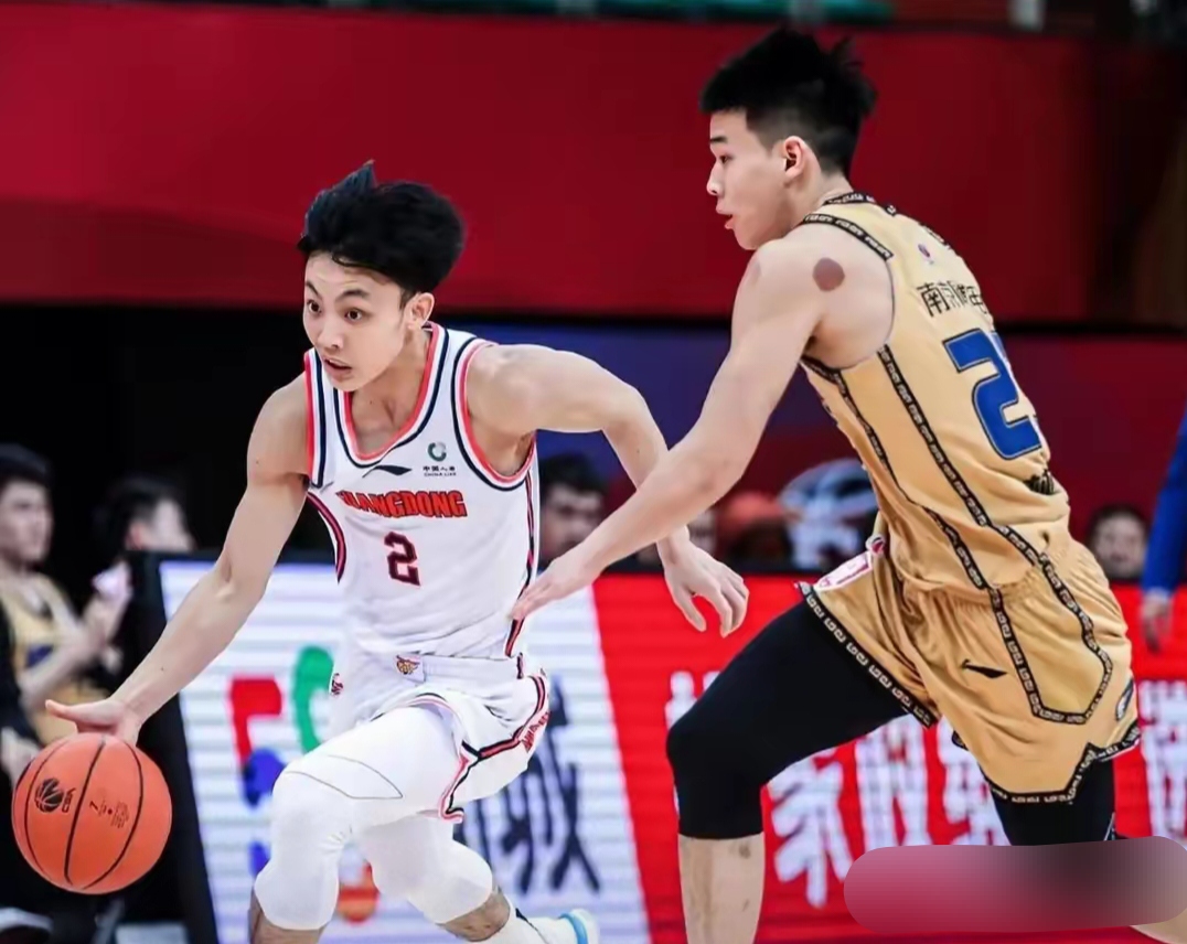 广东宏远队大胜新疆男篮,领先一步 广东宏远队大胜新疆男篮,领先一步