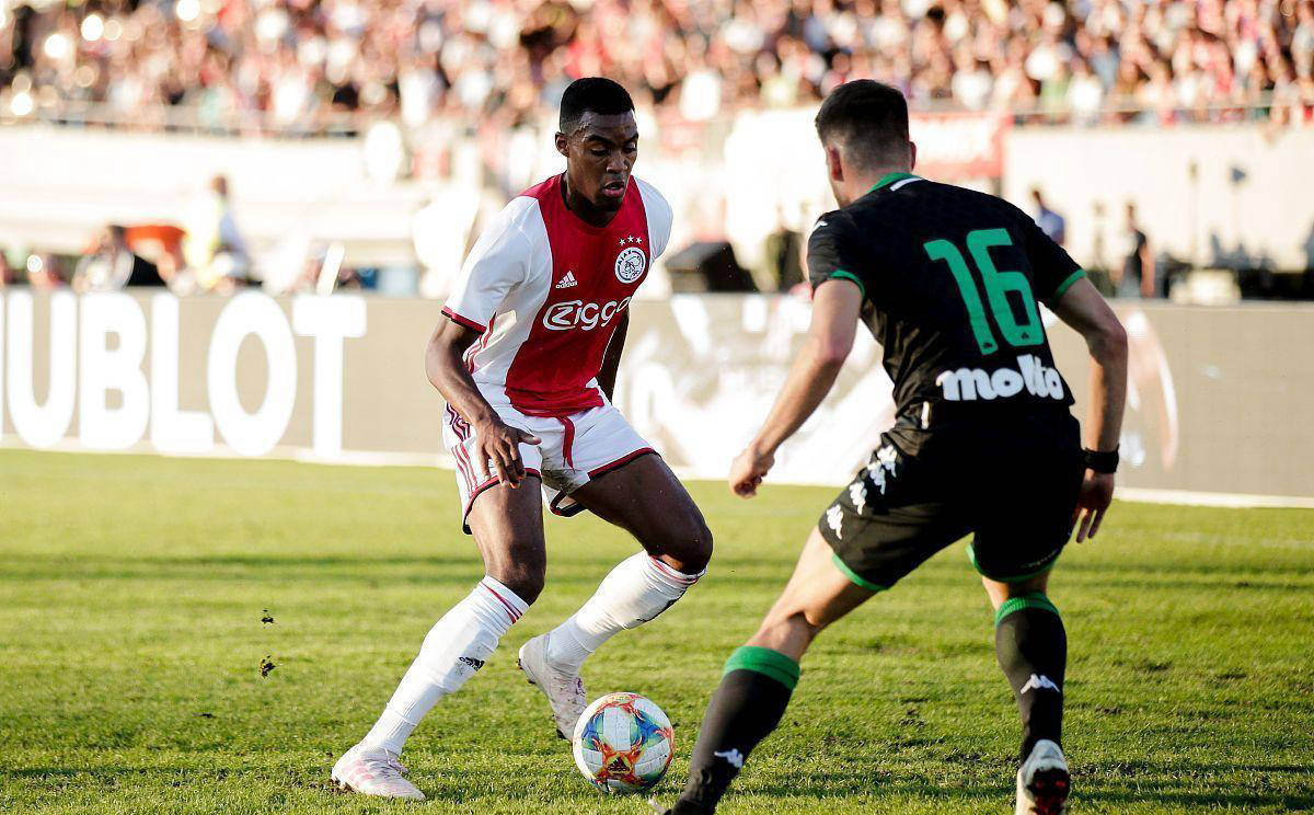 阿贾克斯取得胜利，闯入下一轮淘汰赛的简单介绍