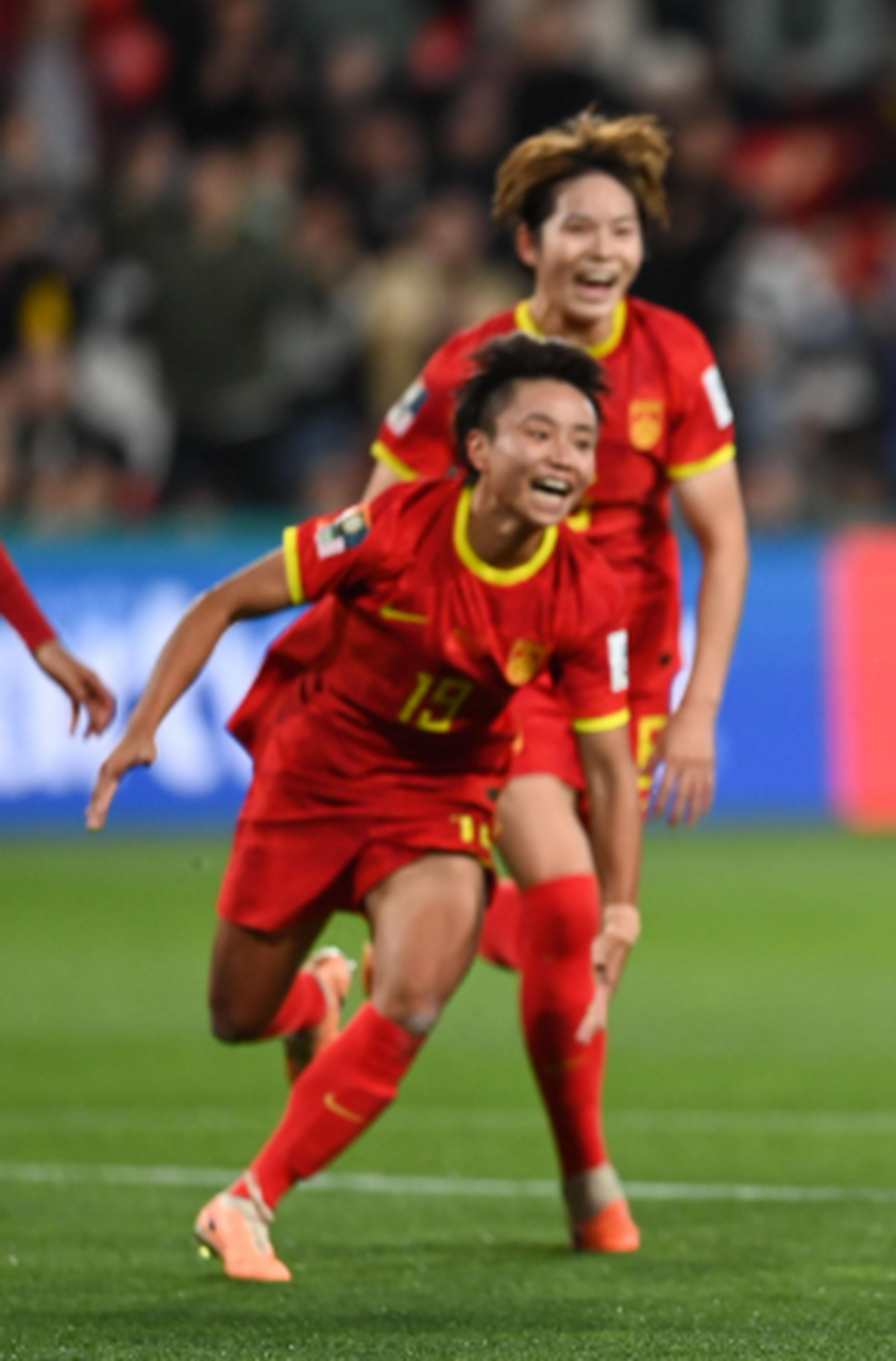 国家女足团结合作，克服艰难取得胜利