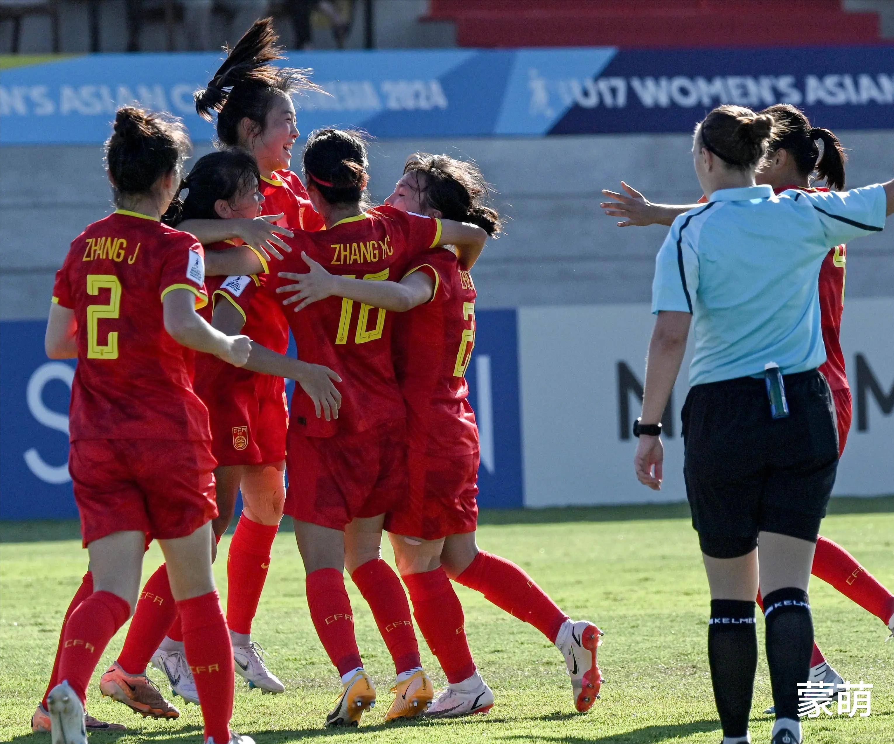 哥伦比亚女足队员拼搏争夺国际冠军