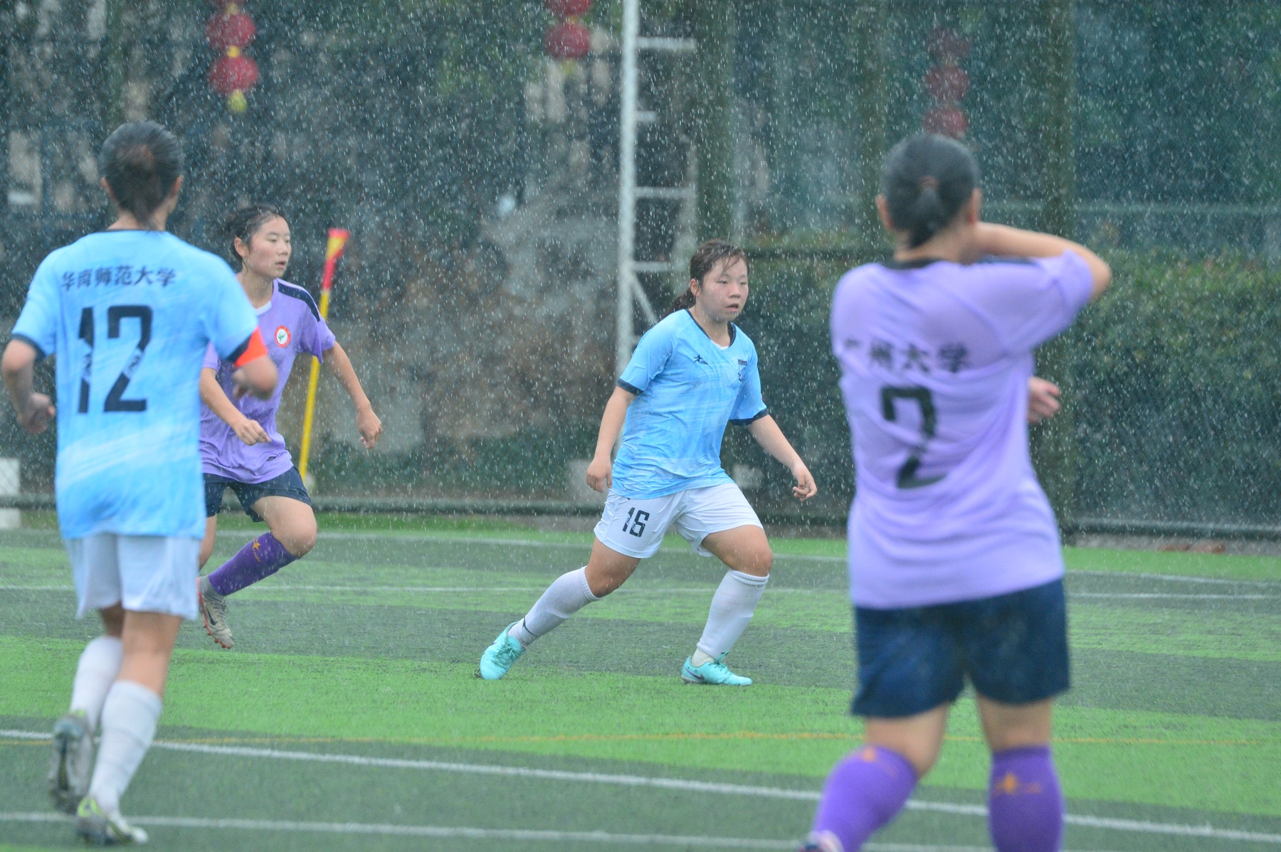 包含激烈较量：女子足球运动员奋力拼搏争胜的词条