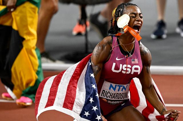 荷兰队不敌对手泪洒赛场错失奇迹