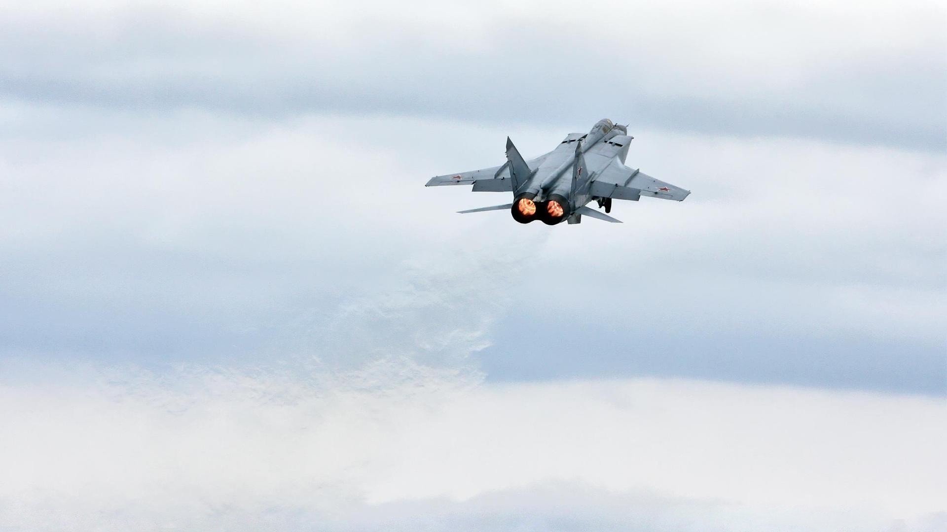 北欧巨人南下亚平宁，丹麦劲旅三球踏平佛罗伦萨，门神奥纳纳零封夺胜